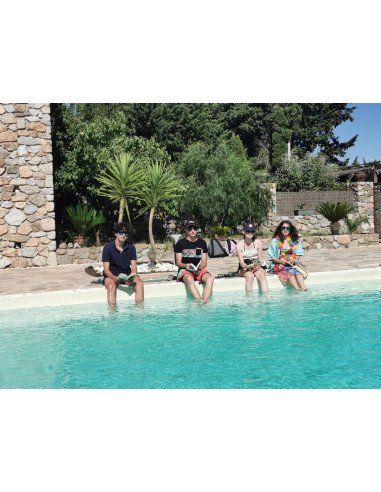Parler et étudier le français avec un professeur au bord de la piscine dans une famille française