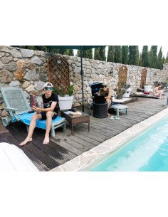 Parler et étudier le français avec un professeur au bord de la piscine dans une famille française 2