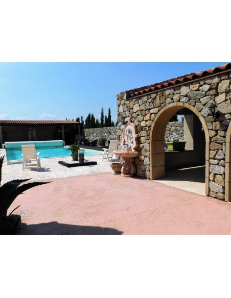 Speak and study French with a teacher by the pool in a French family